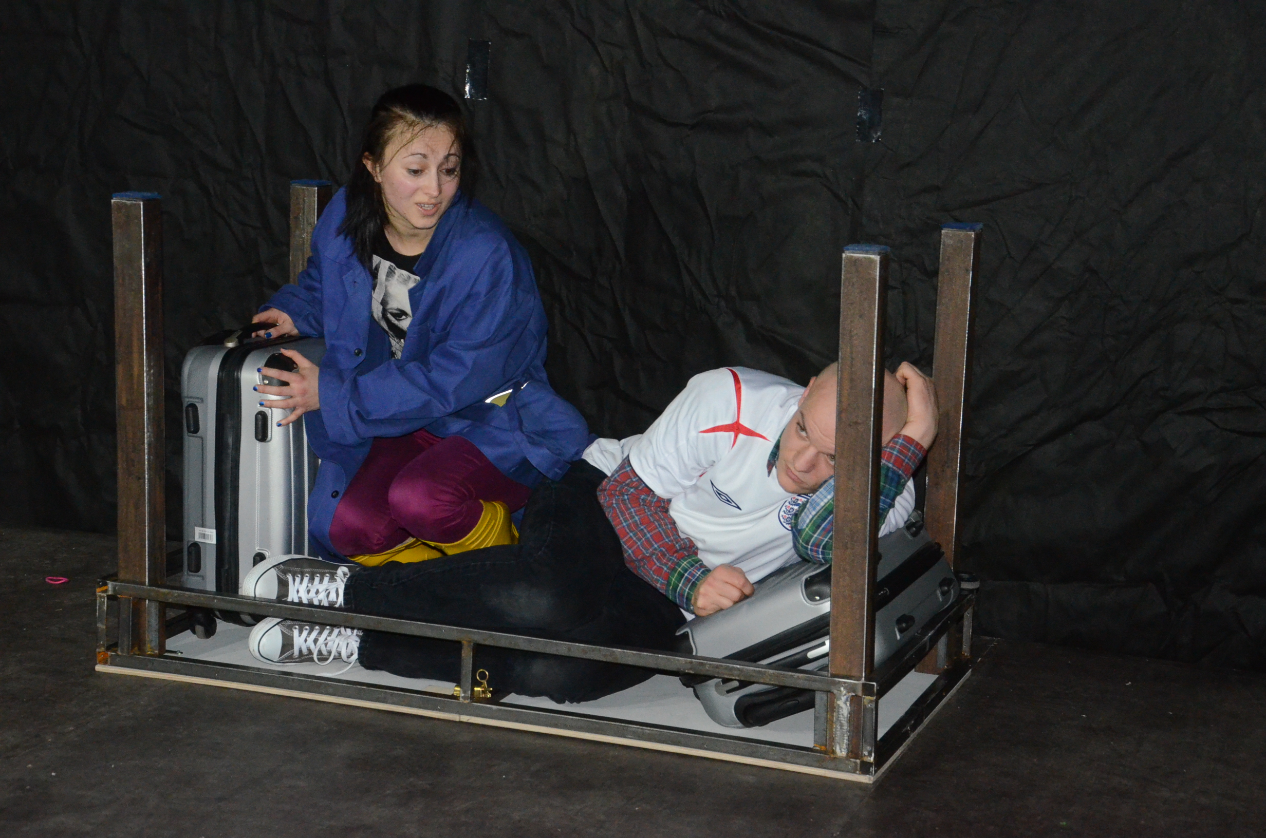 Anete Berķe un Kaspars Kārkliņš izrādē "Dērbijas vergi" // Foto – Uldis Dobelis